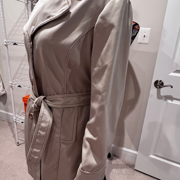 Merona Tan Trench Coat with Classic Design and Water-Resistant Fabric - Picture 3 of 8